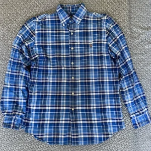 Ralph Lauren Flanell - Snygg blå rutig flanell skjorta från Ralph Lauren i storlek M. Helt ny. Perfekt för en stilren look. Hör av er vid funderingar!