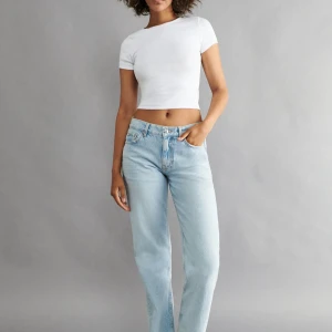 Ljusblå jeans  - Säljer ett par ljusblåa jeans från Gina tricot! Inte helt säkert om de är dom på bilden men de ser väldigt likadana ut. Skriv privat för mått! Lågmidja/midwaist