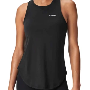 Svart linnetopp från Stronger - Snygg och stilren svart linnetopp från Stronger. Perfekt för träning med sitt ärmlösa och bekväma snitt. Tillverkad i ett mjukt och stretchigt material som ger bra rörelsefrihet.💕