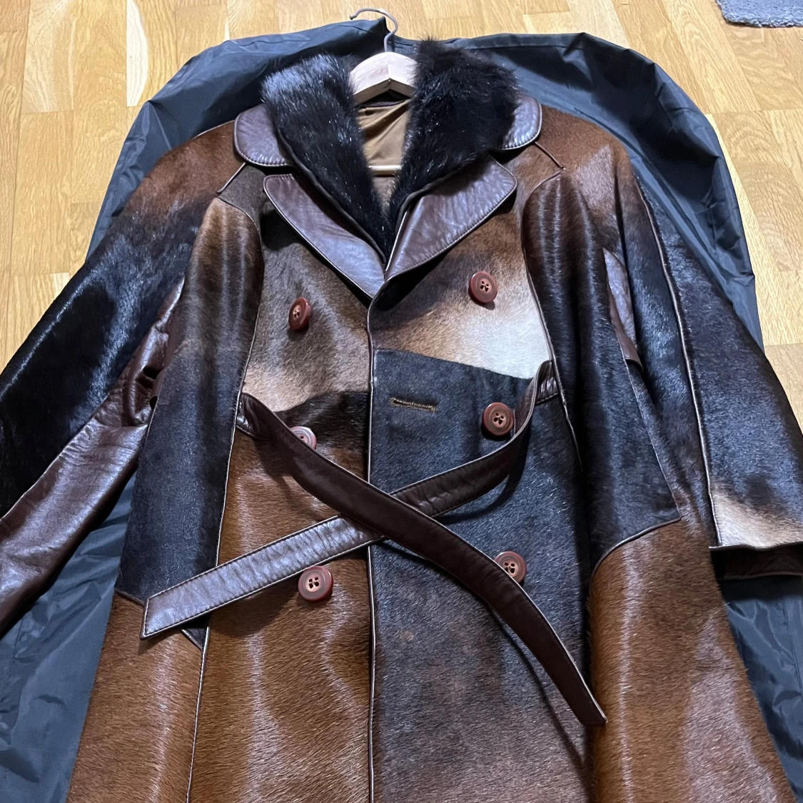 Brun pälsjacka med bälte - 3