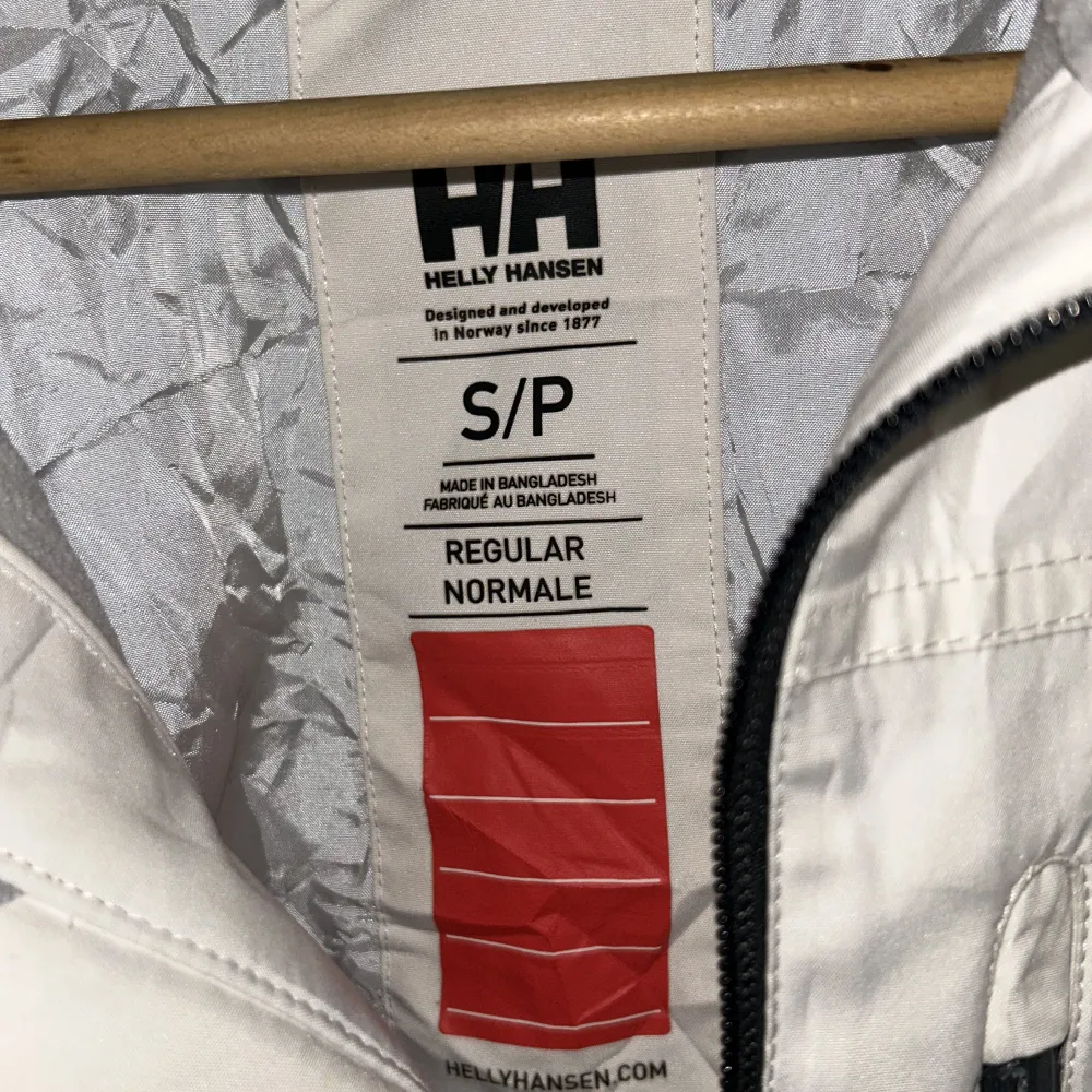 Säljer denna tvär feta vindjacka från märket helly Hansen perfekt inför våren. Jackan är i bra skick förutom att de är lite smutsig men inget som förstör charmen. Ord pris: 2200 mitt pris: 850. Takit.