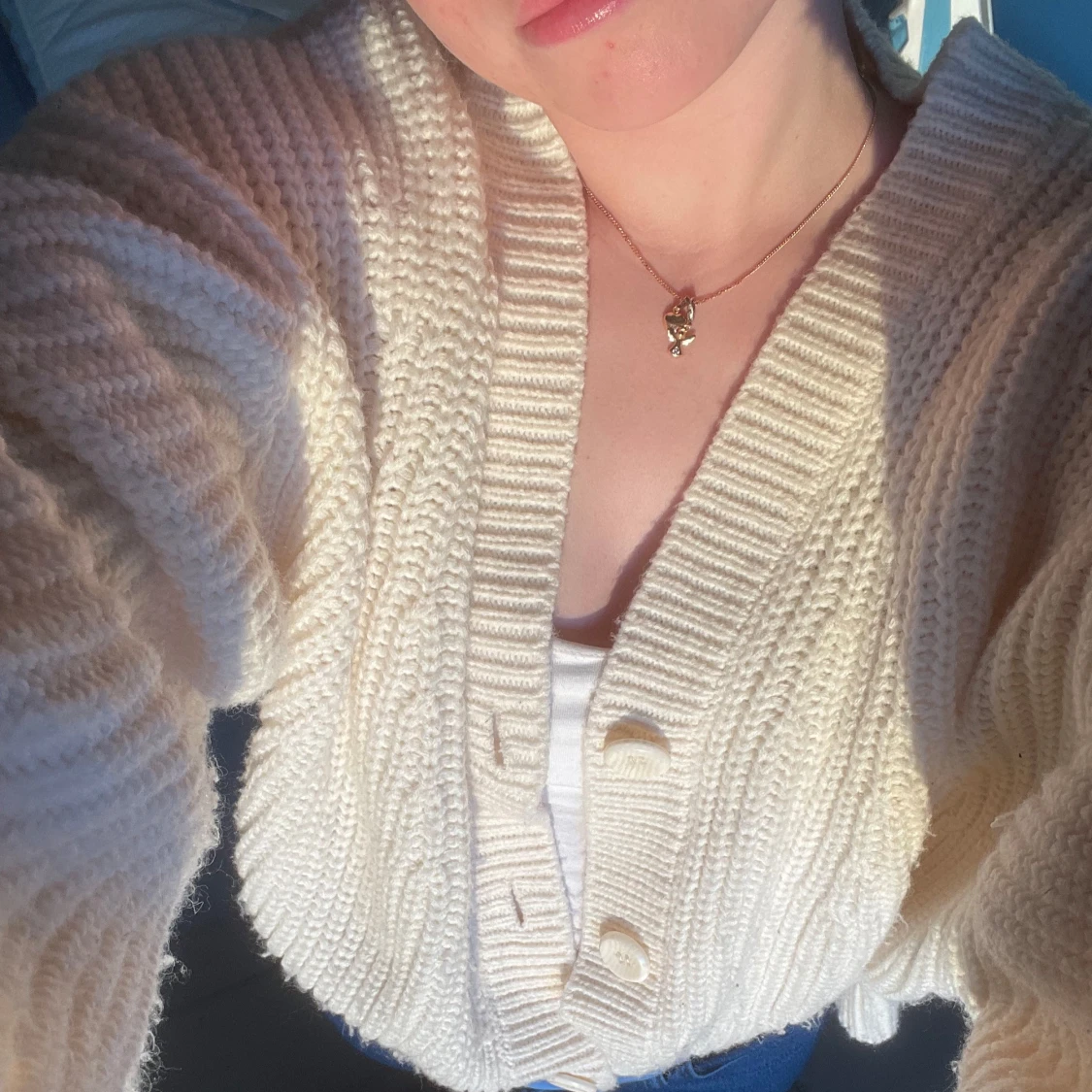 Beige stickad kofta med knappar - 1