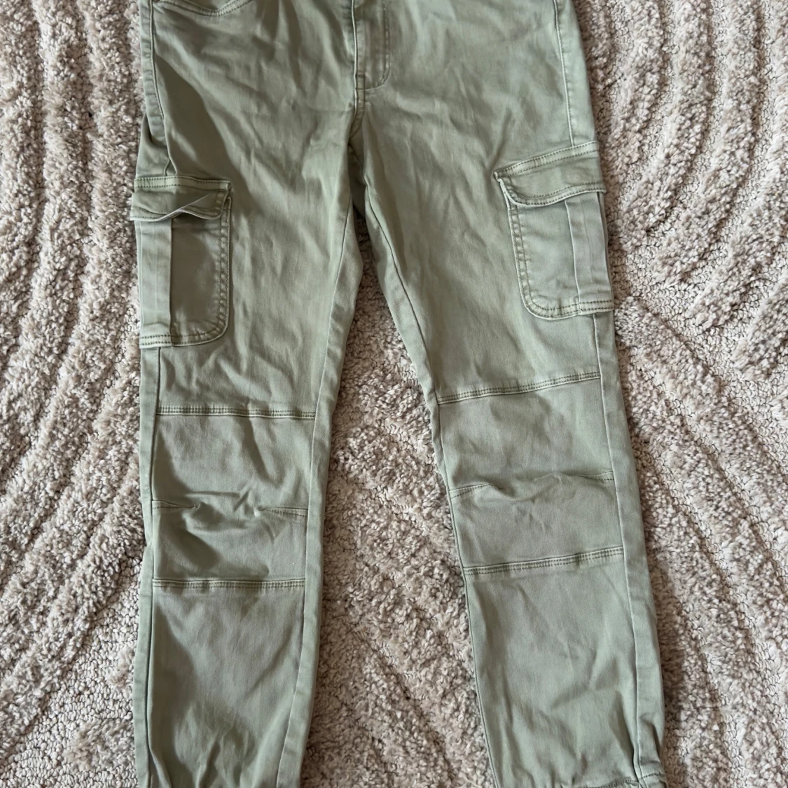 Gröna cargobyxor från ONLY