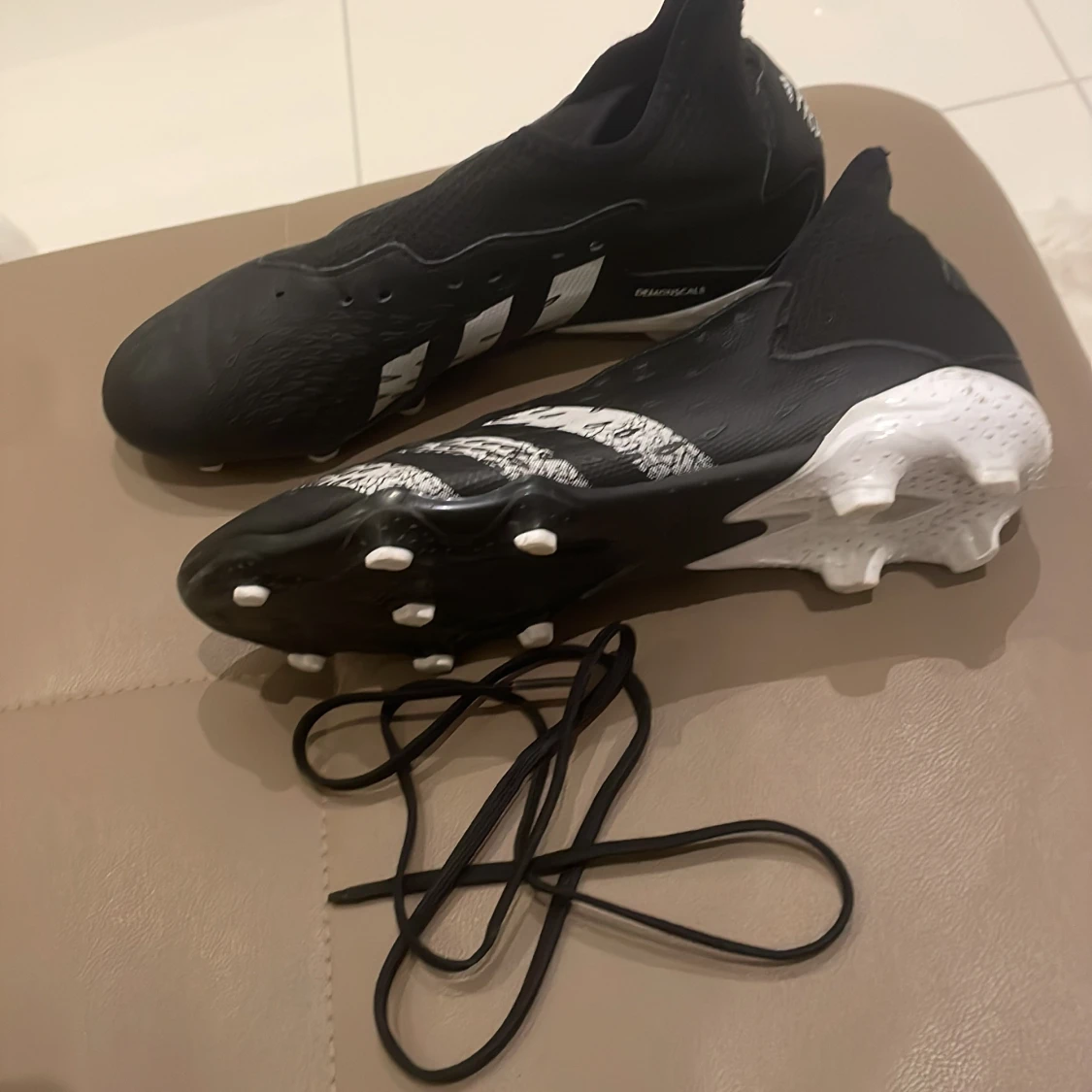 Svarta fotbollsskor från Adidas - 1