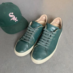 Axel Arigato sneakers - Galet snygga Arigato clean-90 i skinn med klassisk snörning. Dem är ganska använda men fortfarande har mycket liv i sig som man ser på sulan. Pris kan diskuteras. Skriv PM vid frågor! 🙌