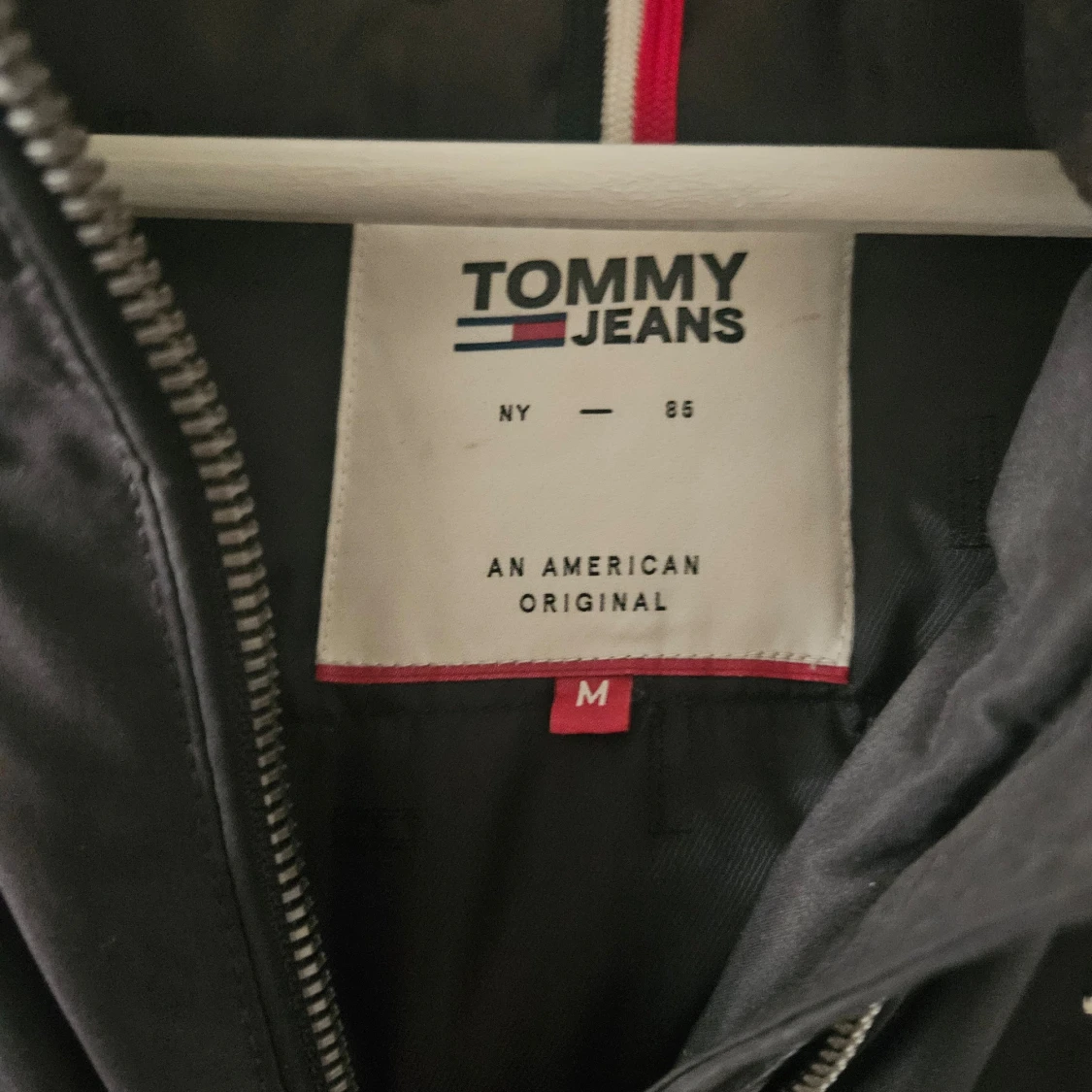 Svart jacka med fuskpäls från Tommy Jeans - 2