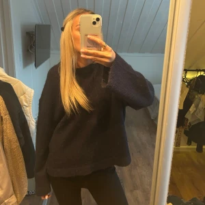 marinblå stickad tröja - jättefin stickad tröja ifrån gina tricot, storlek S💕