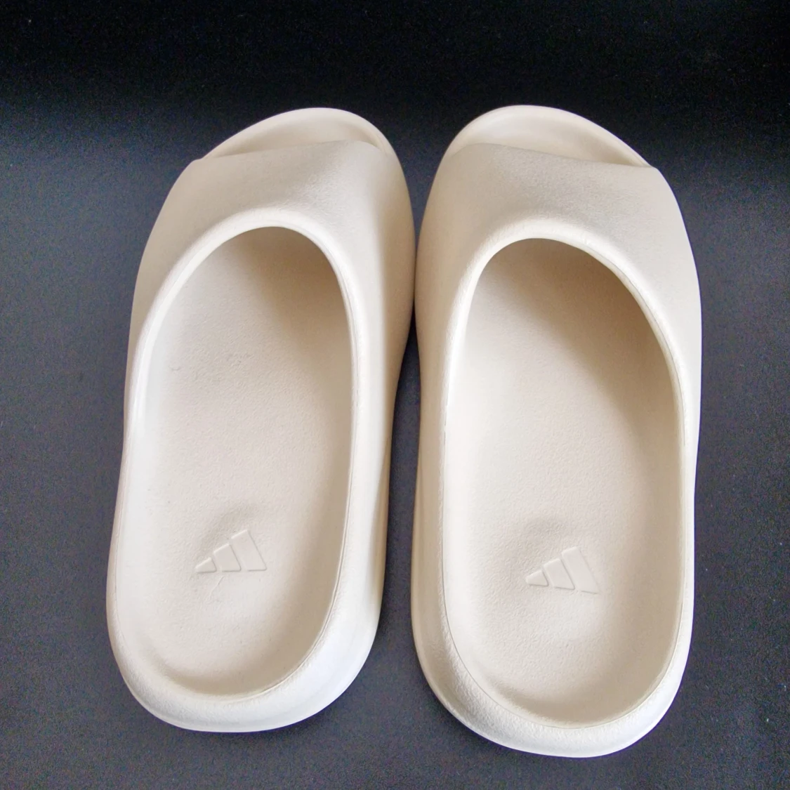 YEEZY SLIDES  - 1