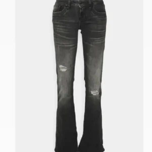 Svarta bootcut jeans - Super snygga svarta LTB jeans med slitningar💕 Passar perfekt hela året runt! Byxorna har tyvärr en liten direkt i skrevet men de går lätt att sy💕🫶