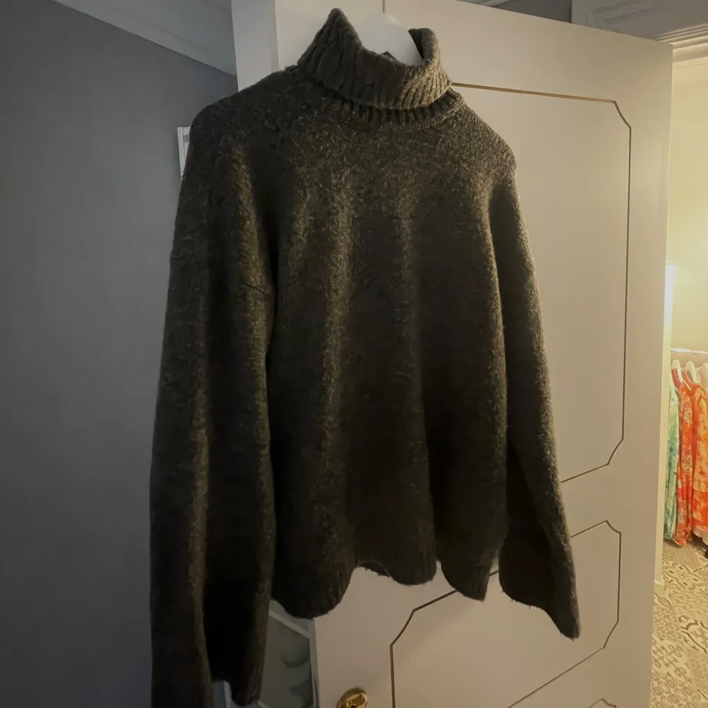 Säljer en mysig stickad polotröja med hög krage. . Neuletakit & Villapaidat.