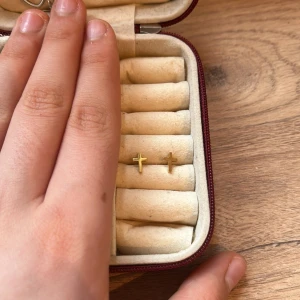 Guldörhängen med korsdesign - Snygga små guldörhängen i form av kors. Perfekta för att ge en stilren touch till din look. Kommer i en praktisk smyckesask.