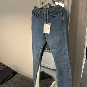 Blå jeans från Acne Studios - Snygga blå Van Indigo Fray 2 jeans från Acne Studios med klassisk femficksdesign och knappgylf. Perfekta för en stilren look. De har en normal passform och är tillverkade i ett slitstarkt denimtyg.