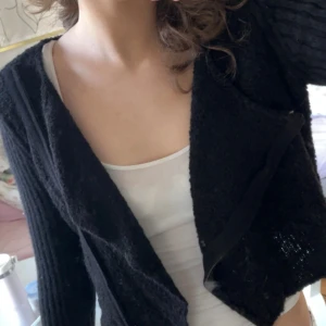 Svart kofta från Sand - Svart kofta från Sand. Storlek M. Med dragkedja