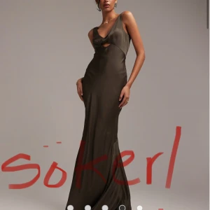 SÖKER!! Mörkgrön långklänning, ASOS - Söker denna klänningen i en mindre storlek, helst i 34 men kan gå med 32 eller 36 beroende på hur den är i storlek!