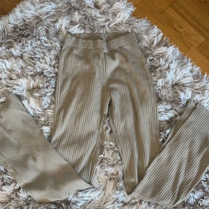 Beiga byxor från Lindex💓 - Snygga beige byxor från Lindex. De är perfekta som mjukisbyxor. De har en liten ”slit” vid fotändan. Har använt 1 gång men de är lite för stora på mig.  Jag köpte för 350kr men säljer för typ 150 ish. Priset kan diskuteras💋Storlek S