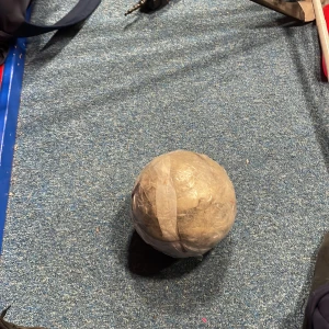 Hockeytejpad boll - En boll insvept i genomskinlig hockeytejp, perfekt för träning eller lek i omklädningsrummet. Bollen är rund och har en robust känsla tack vare tejpen. Massiv Aleks tejp boll 🎾 
