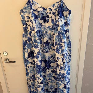 Blommig klänning - Långklänning med smala axelband och resår i ryggen