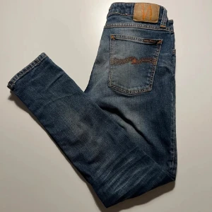 Blå jeans från Nudie Jeans - Snygga blå jeans från Nudie Jeans, modellen är skinny lin med en tight passform. Storlek 32/32. Lite skada därmed billigare pris, se tredje bild. Tveka inte på att skriv vid fler frågor! Pris kan diskuteras!🙌🏻