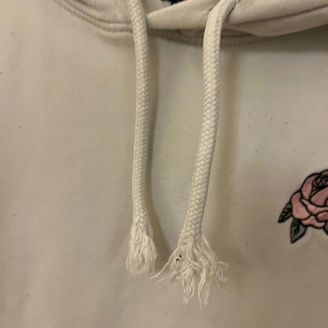 Mintgröna  hoodie från H&M med rosdetalj - 2