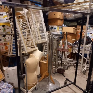 Svart klädställning på hjul - Säljer en robust svart klädställning på hjul, perfekt för att organisera kläder i garderoben eller butiken. Den har en enkel och stilren design med en stabil konstruktion. Lätt att flytta runt tack vare hjulen. Perfekt för att hänga upp kläder och hålla ordning. Finns flera i lager vill bli av med alla!