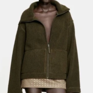 Grön Teddy jacka hm - Säljer min grön Teddy Jack från hm i mycket fint skick