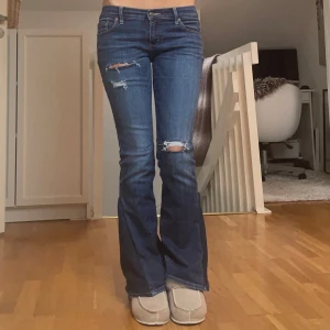 Mörkblå bootcut jeans med hål - Snygga mörkblå bootcut jeans med slitningar, har sytt om själv ❤️