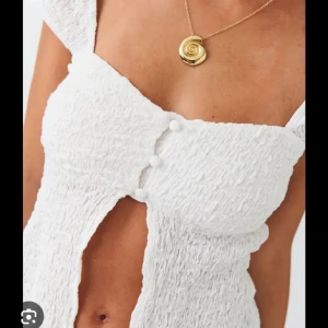 Vit kortärmad topp med knappar - Säljer en söt vit topp från Gina Tricot🩷 storlek xxs men passar även Xs