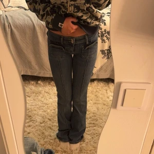 Nelly jeans - Säljer för att de inte kommer till användning 😣😣 slitna vid hälen men annars inget annat att anmärka på. Nypris: 699kr