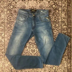 🚨JÄTTENSYGGA REPLAY ANBASS🚨 - 🚨Snygga blå jeans från Replay🚨                                   Storlek W28 L32📏📏                                                         Jeansen har inga defekter, alltså jättebra skick🌟🤩 🚨VIKTIGT🚨: var inte rädd för att höra av dig vid frågor eller prisförslag😊