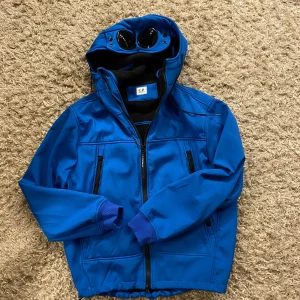 Cp.Company Jacka - Säljer denna Jacka då den mest är i garderoben. Tyvär små defekter på sida 2-3 (målarfärg) skulle ja tro men annars jättefin jacka  Size M Vid fler frågor tveka inte på att höra av dig  Mvh Ludde