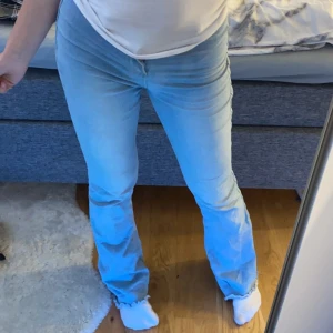 Jeanse  - Jeanse i prima skick. Dem slutar precis under naveln. 