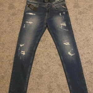 Slim fit replay jeans. - Snygga blå jeans från Replay med feta slitna detaljer.  De är i storlek 30/30. Allt är helt nytt med tags. Bara testade men passade inte mig. pris kan diskuteras vid snabb äffar!