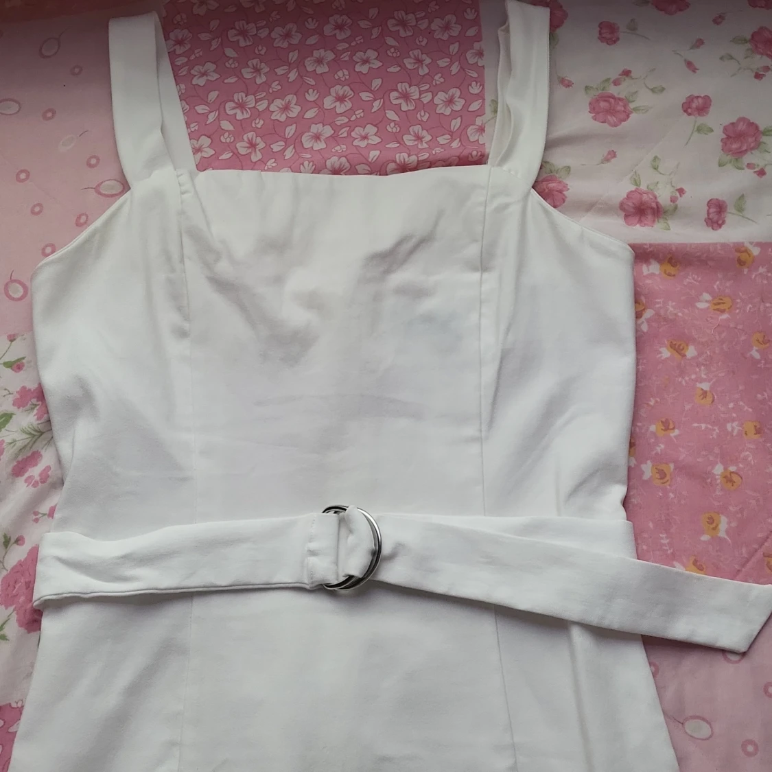 Vit klänning med bälte - 1