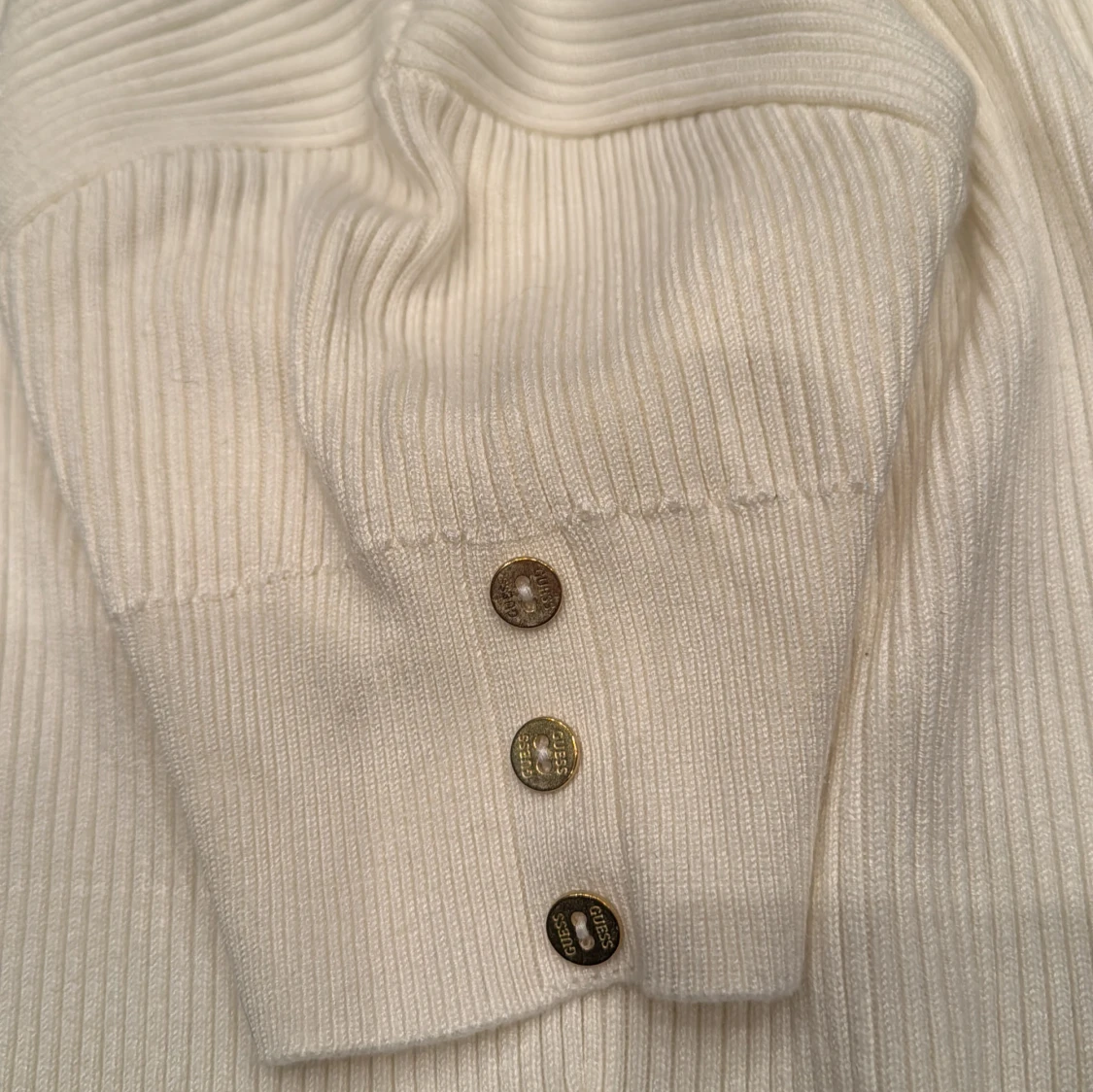 Vit ribbad topp från Guess - 1