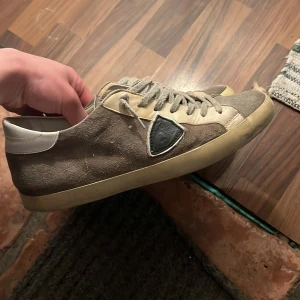Philippe models - Säljer ett par Philippe models och Skorna har en vit sula och en svart detalj på sidan. Perfekta för en avslappnad stil. Skriv vid funderingar. Inget og ingår