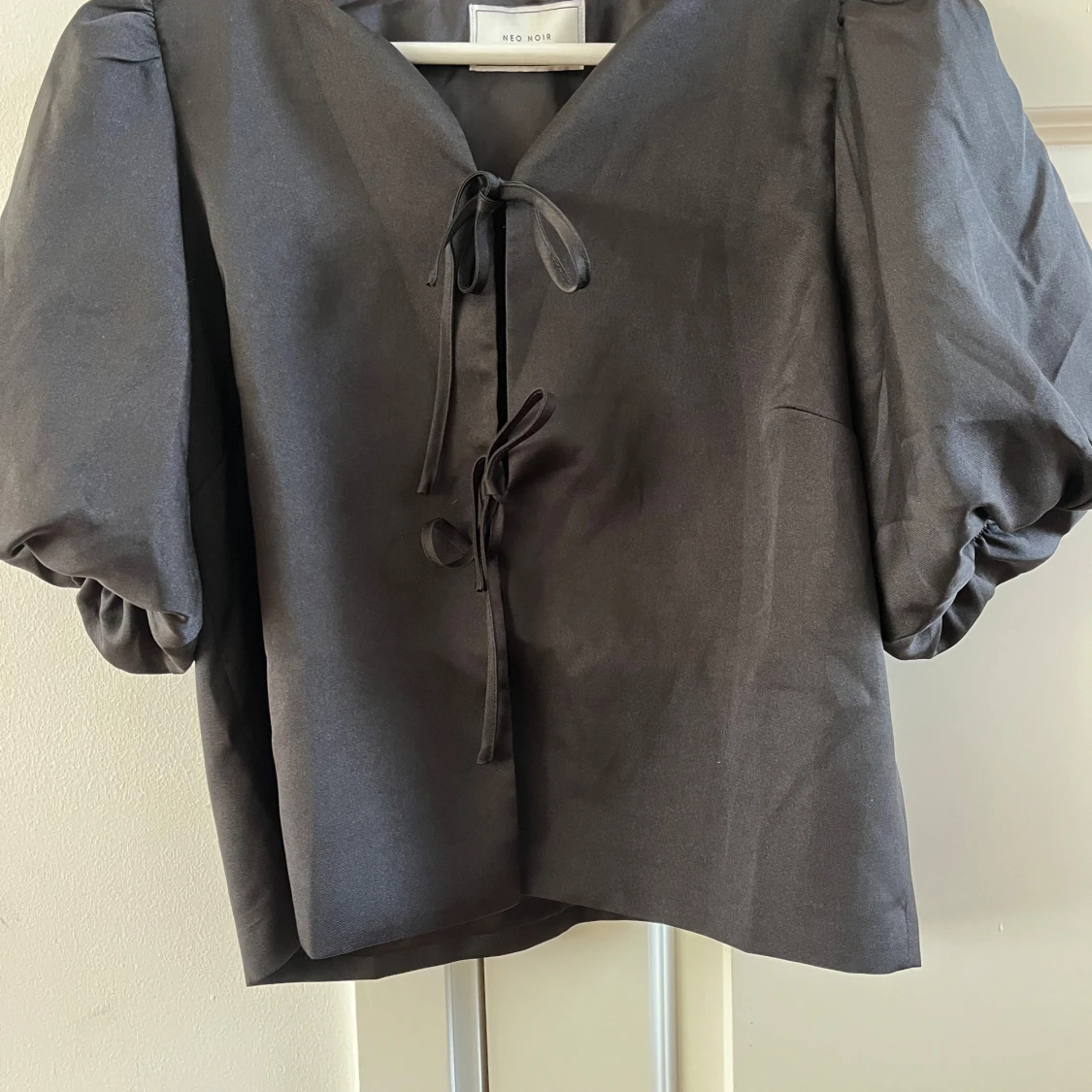 Oanvänd blus från Neo Noir