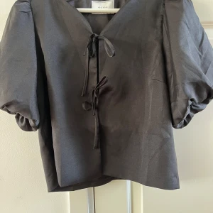 Oanvänd blus från Neo Noir - Helt oanvänd blus från anor Noir. Inköpt vinter 2025 för 599 kronor. 