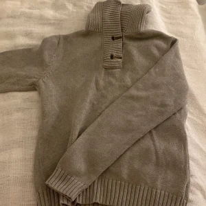 stickad tröja från Polo Ralph Lauren - Säljer en grå stickad tröja från Lauren Jeans Company( polo Ralph lauren) med hög krage och knappar. 💗