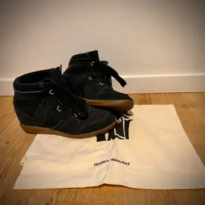 Mörkblåa Isabel Marant Étoile Bobby sneakers med inbyggd klack. Stilren design med dekorativa sömmar. Storlek 38  och sitter true-to-size. Mycket bra skick och knappast använda då de har stått i garderoben ett tag. Inga synliga defekter.