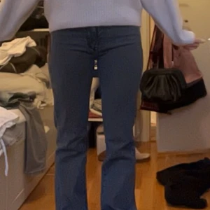 Grå bootcut jeans - Snygga bootcut jeans från mango, skulle säga att de är midwaist💕 