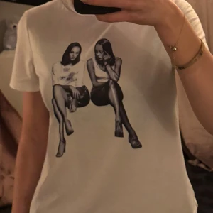 Vit t-shirt med tryck - Säljer en vit t-shirt med ett coolt tryck 