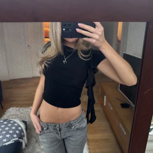 Svart volangtopp - Snygg topp med volangärm, perfekt till fest/klubben