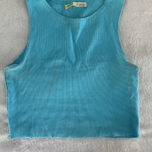 Topp - Blå topp från pull & bear som inte kommer till användning längre. ❤️Skriv om ni har frågor eller vill ha fler bilder❤️