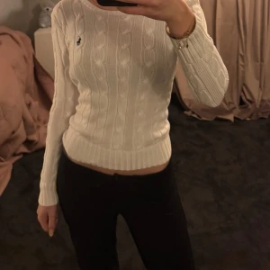  Ralph Lauren tröja - Säljer en stilren vit kabelstickad tröja från Ralph Lauren i