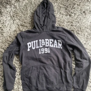 Pull&Bear hoodie - Säljer en svart Pull&Bear hoodie. Strl s. Bra skick. Skriv vid frågor.