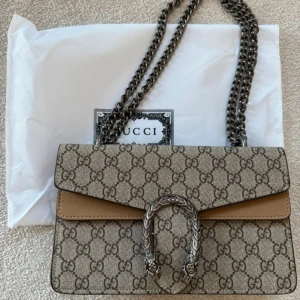 Beige axelväska  - Snygg beige axelväska helt oanvänd. Inte 💯!!!! Skriv innan ni köper!!! Kommer med dustbag. Priset kan diskuteras! 