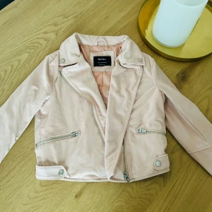 Fin rosa ny bikerjacka Bershka xs - Crop jacka