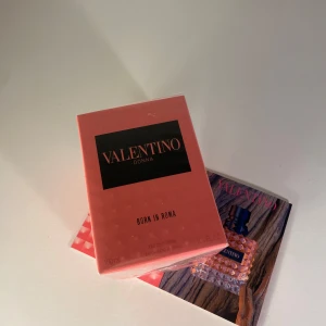 Valentino Donna Born In Roma 100ml – Ny & Oanvänd! - Valentino Donna Born In Roma - Lyx EDP för kvinnor, 100 ml – Den perfekta presenten, helt ny och förseglad!"  Storlek: 100 ml (3,4 oz) Doftnoter: En sensuell blandning av svarta vinbär, jasmin, bourbonvanilj och trä  Ny och förseglad: Kommer i originalförpackning, aldrig öppnad  Perfekt present: Den snygga flaskan och den fantastiska doften gör den till en fantastisk present