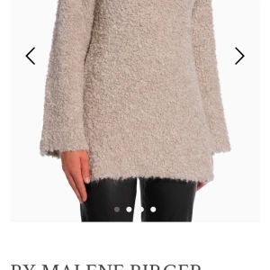 Beige stickad tröja från By Malene Birger - Säljer en mysig beige stickad tröja från By Malene Birger. Tröjan har en härlig textur och långa ärmar, perfekt för kyligare dagar. Den är tillverkad i Italien och har en stilren design som passar till många tillfällen.
