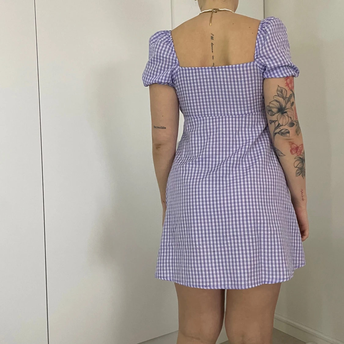 Lila rutig klänning med puffärmar - 1